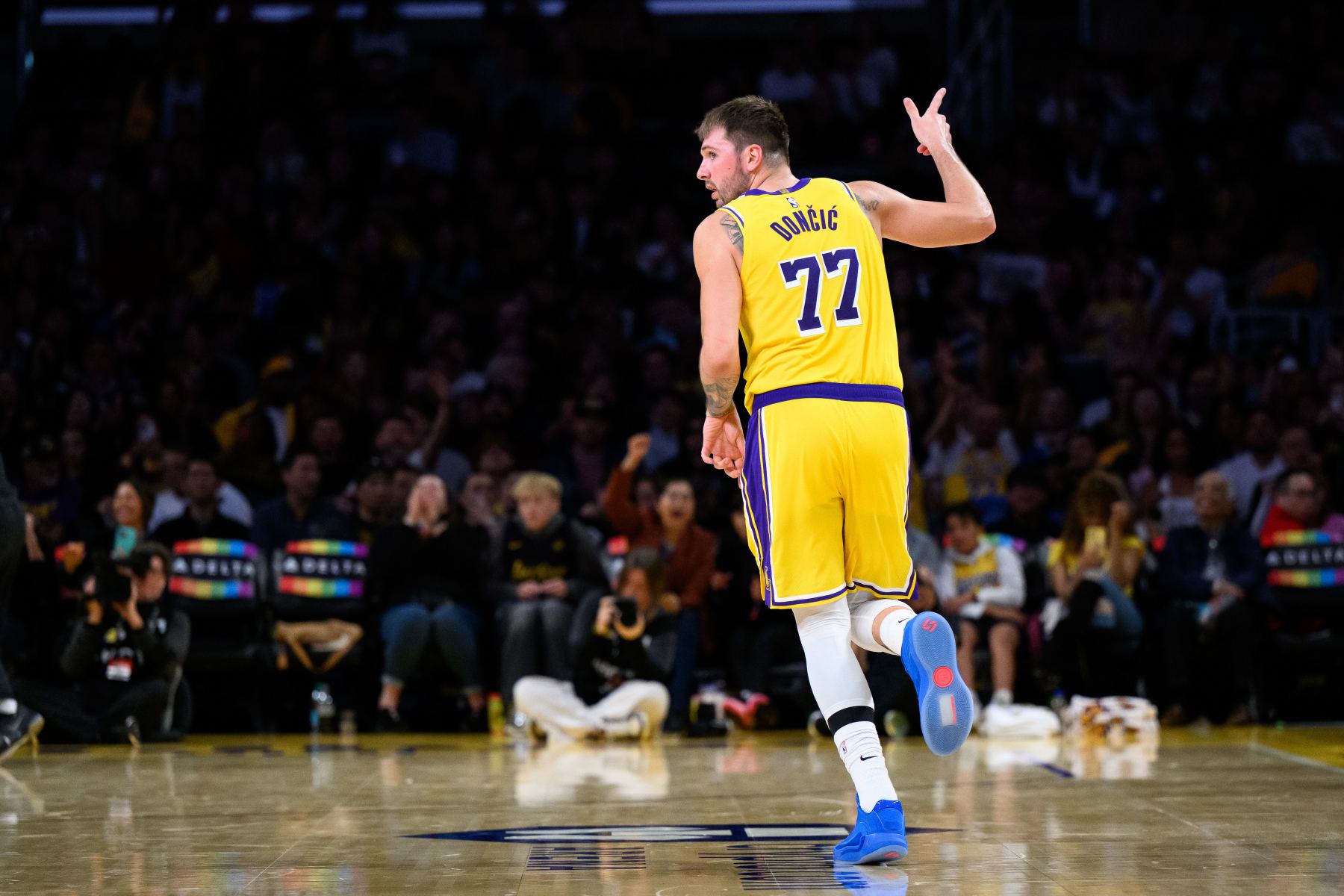 ผูกสถิติที่เร็วที่สุดของตัวเอง! Doncic ทำสถิติได้ 300+75+75 ใน 9 เกมแรก