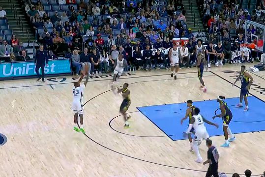 คนขี้ขลาดทำคะแนน 15 คะแนนจากการยิง 5 จาก 6 ในควอเตอร์ที่สาม Grizzlies นำ Pacers ด้วย 43 แต้มในควอเตอร์และ 19 แต้ม