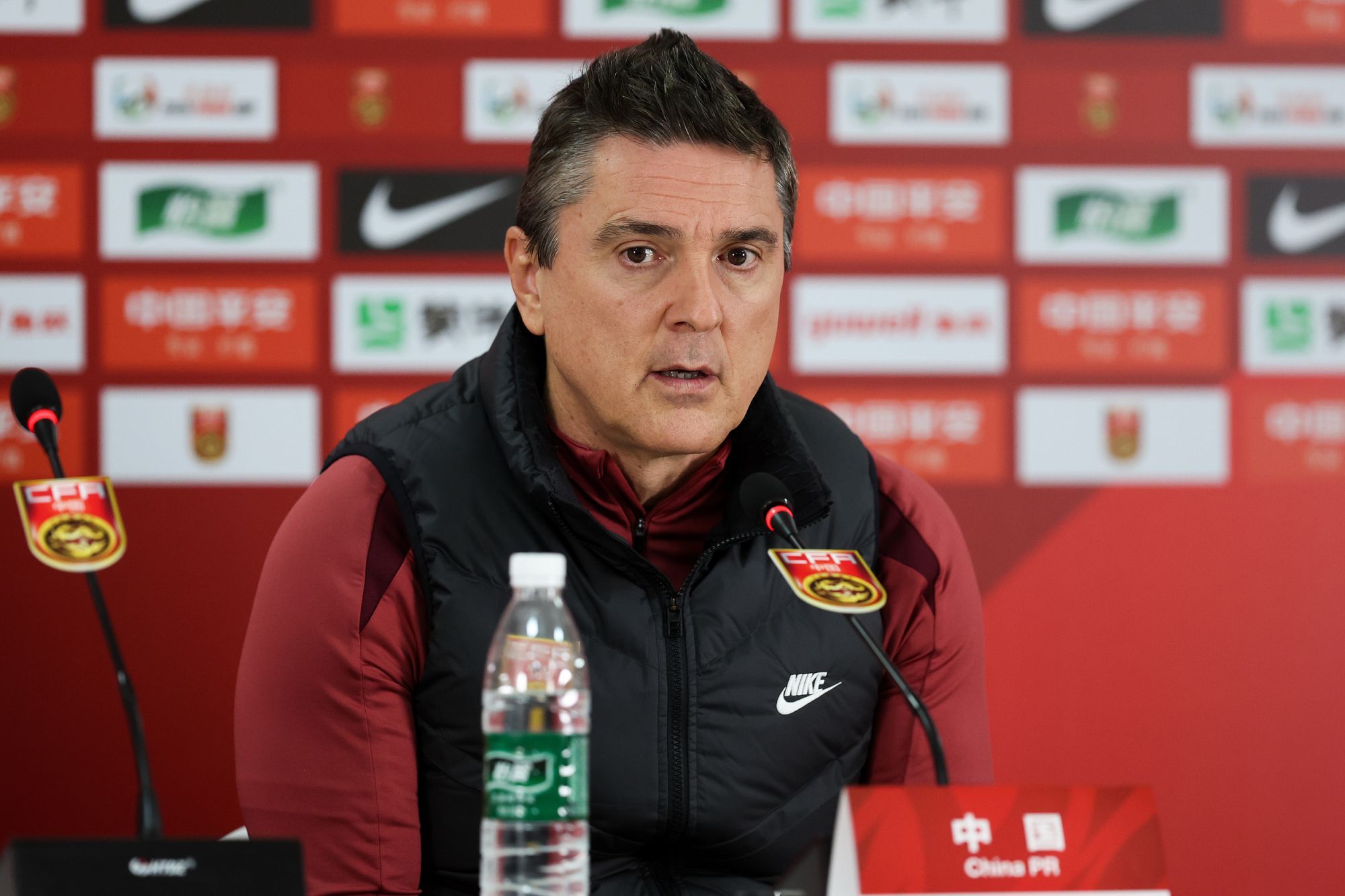 อันโตนิโอ: ตอนที่ผมค้นพบเบย์โฮแลม เขายังคงเล่นเป็นกองหลังตัวกลาง ฉันเก็บผู้เล่นให้ห่างจากความคิดเห็นภายนอก