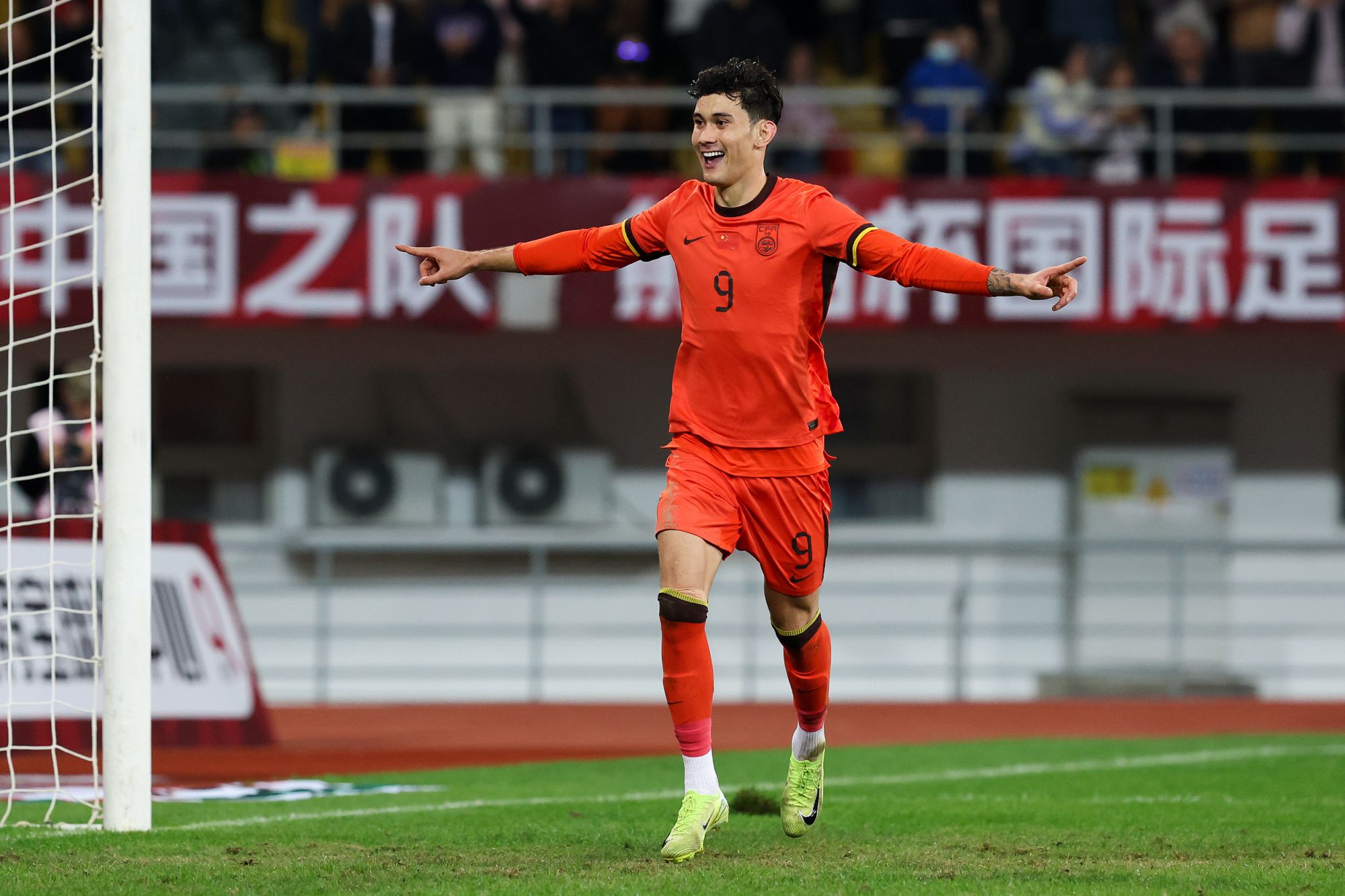 ผลงานเต็มเวลาของ Baihe Lamu: รับแอสซิสต์จาก Liu Haofan เพื่อทำลายการหยุดชะงัก จากนั้นจึงทำประตูด้วยส้นเท้าเพื่อดับเบิ้ลคลิก