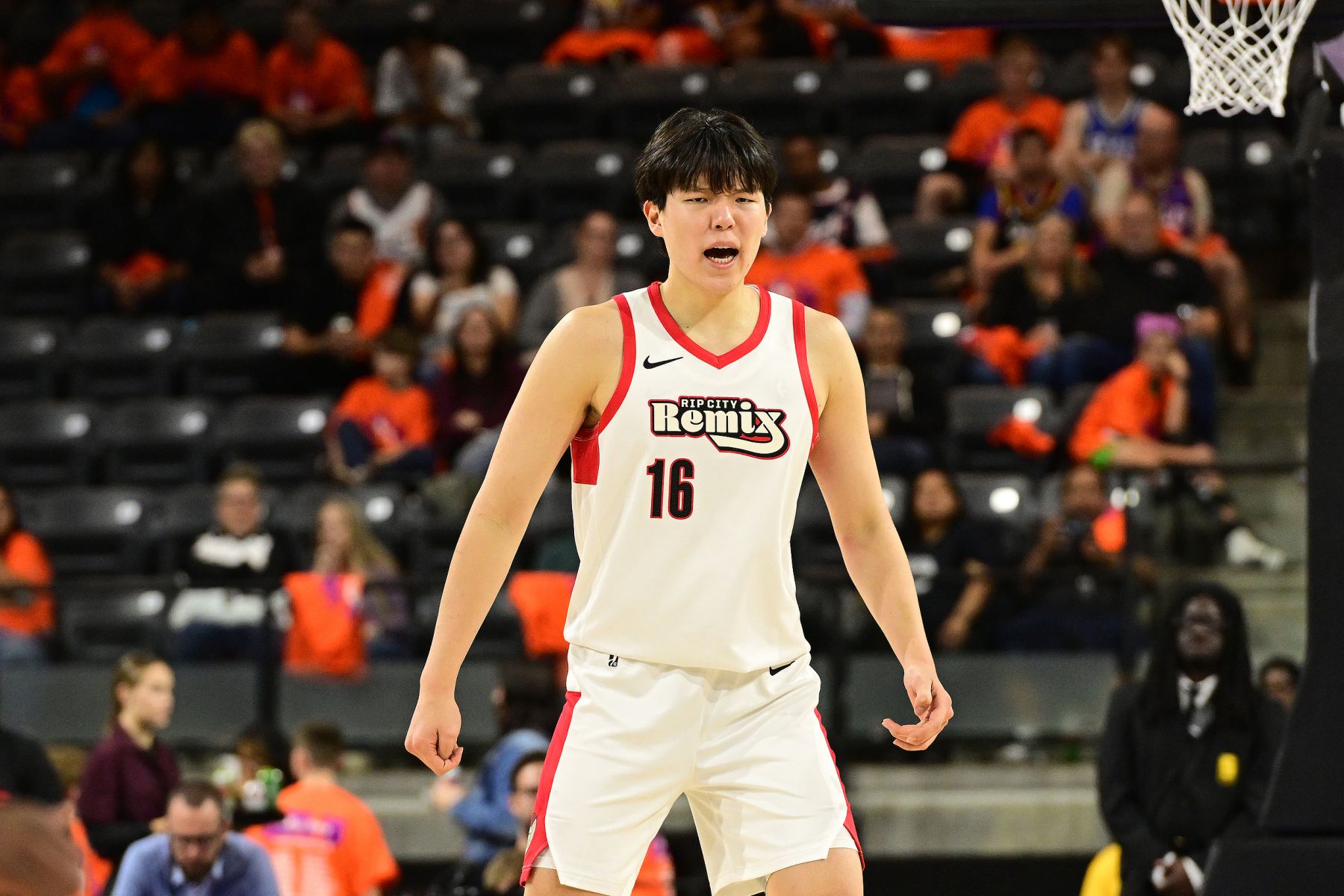 สื่อมวลชนกำลังถกเถียงกันถึงการเปิดตัว G League ของ Yang Hansen อย่างถึงพริกถึงขิง: เขาเล่นได้ค่อนข้างดีและทนต่อแรงกดดันได้